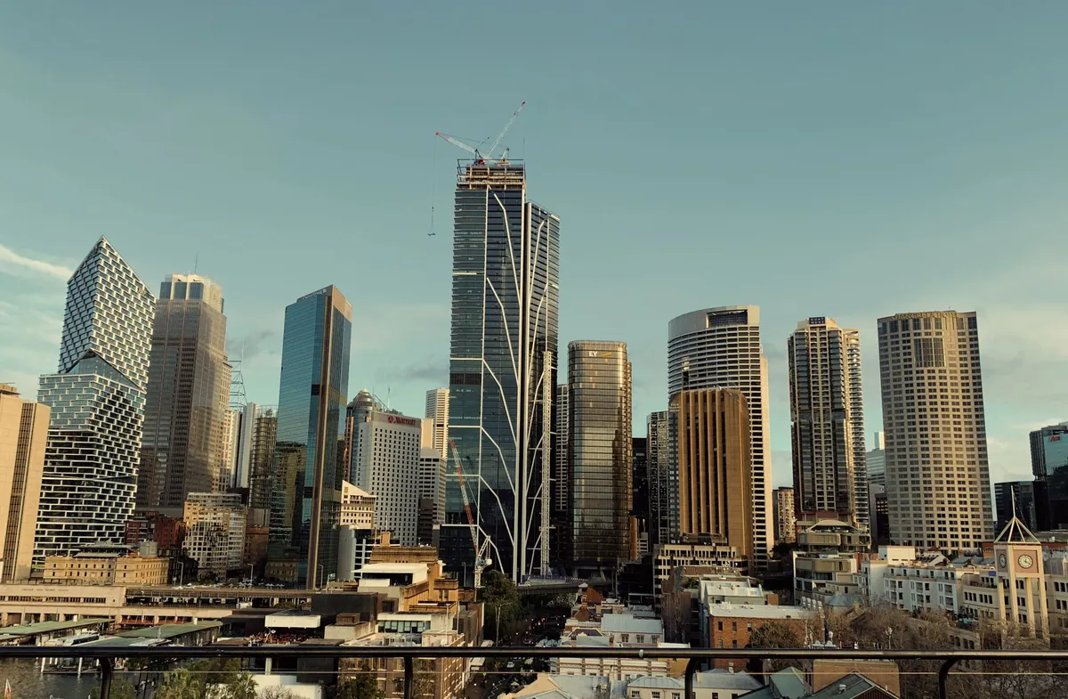 西悉尼大学悉尼城市校区（Western Sydney University, Sydney City Campus）奖学金 2026 与 2027 逐档对照：官方条款核验